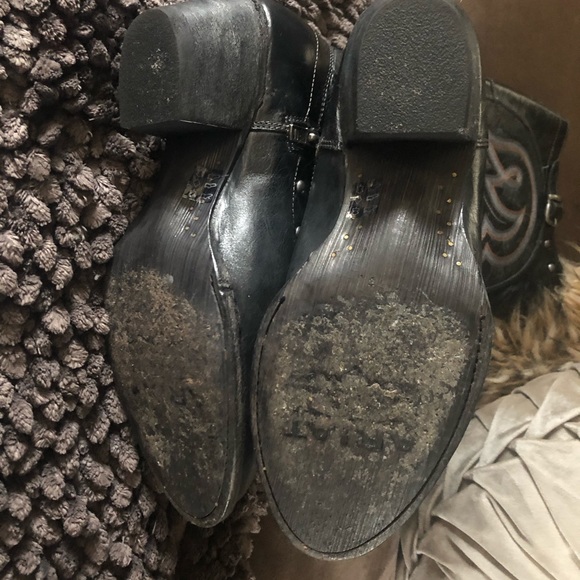 ✨ Rare ✨ EUC AMAZING Ariat Black Distressed Studded Cowboy Boots 7.5 B 🔥… - Picture 4 of 9
